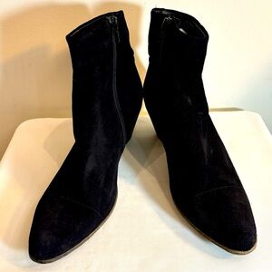JOHN FLUEVOG Sz 9.5 Ankle Booties Suede Stacked Heel Zipper Closure Boots